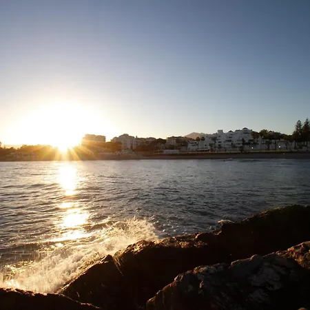 Marbella Banus Suites - Banus - Playas Del Duque - Luxury 2Br - 2Ba - Heart Of Puerto Banus Direct Beach Access - Steps From Marina & El Corte Ing Luxury Shopping - 35,000 M2 Tropical Gardens - 3 Pools - 2 Onsite Restaurants - Ideal For Families
