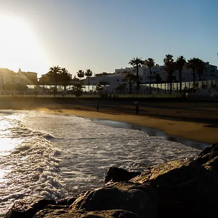 Апартаменты Marbella Banus Suites - Banus - Playas Del Duque - Luxury 2Br - 2Ba - Heart Of Puerto Banus Direct Beach Access - Steps From Marina & El Corte Ing Luxury Shopping - 35,000 M2 Tropical Gardens - 3 Pools - 2 Onsite Restaurants - Ideal For Families Марбелья