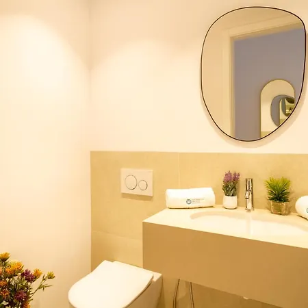 Апартаменты Marbella Banus Suites - Banus - Playas Del Duque - Luxury 2Br - 2Ba - Heart Of Puerto Banus Direct Beach Access - Steps From Marina & El Corte Ing Luxury Shopping - 35,000 M2 Tropical Gardens - 3 Pools - 2 Onsite Restaurants - Ideal For Families *