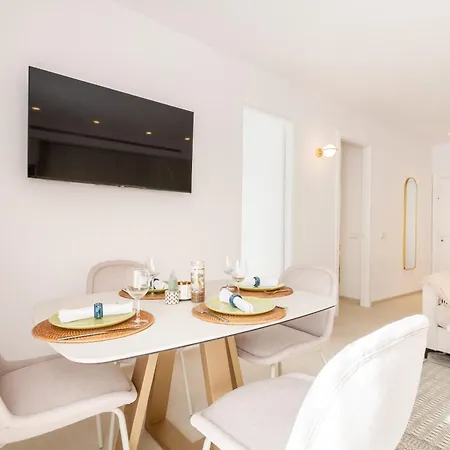Апартаменты Marbella Banus Suites - Banus - Playas Del Duque - Luxury 2Br - 2Ba - Heart Of Puerto Banus Direct Beach Access - Steps From Marina & El Corte Ing Luxury Shopping - 35,000 M2 Tropical Gardens - 3 Pools - 2 Onsite Restaurants - Ideal For Families