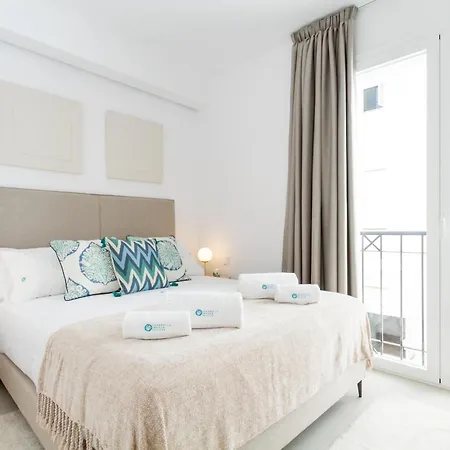 Апартаменты Marbella Banus Suites - Banus - Playas Del Duque - Luxury 2Br - 2Ba - Heart Of Puerto Banus Direct Beach Access - Steps From Marina & El Corte Ing Luxury Shopping - 35,000 M2 Tropical Gardens - 3 Pools - 2 Onsite Restaurants - Ideal For Families *