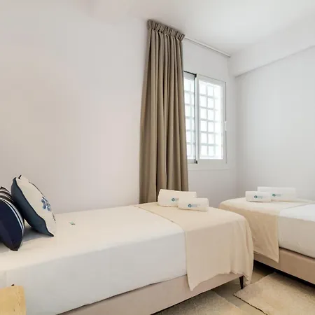 Marbella Banus Suites - Banus - Playas Del Duque - Luxury 2Br - 2Ba - Heart Of Puerto Banus Direct Beach Access - Steps From Marina & El Corte Ing Luxury Shopping - 35,000 M2 Tropical Gardens - 3 Pools - 2 Onsite Restaurants - Ideal For Families