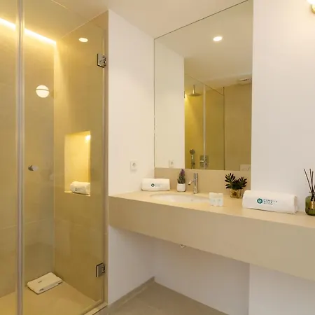 Marbella Banus Suites - Banus - Playas Del Duque - Luxury 2Br - 2Ba - Heart Of Puerto Banus Direct Beach Access - Steps From Marina & El Corte Ing Luxury Shopping - 35,000 M2 Tropical Gardens - 3 Pools - 2 Onsite Restaurants - Ideal For Families Марбелья