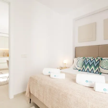 Апартаменты Marbella Banus Suites - Banus - Playas Del Duque - Luxury 2Br - 2Ba - Heart Of Puerto Banus Direct Beach Access - Steps From Marina & El Corte Ing Luxury Shopping - 35,000 M2 Tropical Gardens - 3 Pools - 2 Onsite Restaurants - Ideal For Families Марбелья