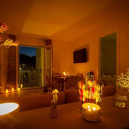 Апартаменты Marbella Banus Suites - Banus - Playas Del Duque - Luxury 2Br - 2Ba - Heart Of Puerto Banus Direct Beach Access - Steps From Marina & El Corte Ing Luxury Shopping - 35,000 M2 Tropical Gardens - 3 Pools - 2 Onsite Restaurants - Ideal For Families