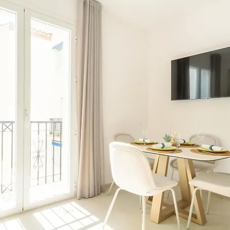 Апартаменты Marbella Banus Suites - Banus - Playas Del Duque - Luxury 2Br - 2Ba - Heart Of Puerto Banus Direct Beach Access - Steps From Marina & El Corte Ing Luxury Shopping - 35,000 M2 Tropical Gardens - 3 Pools - 2 Onsite Restaurants - Ideal For Families Марбелья