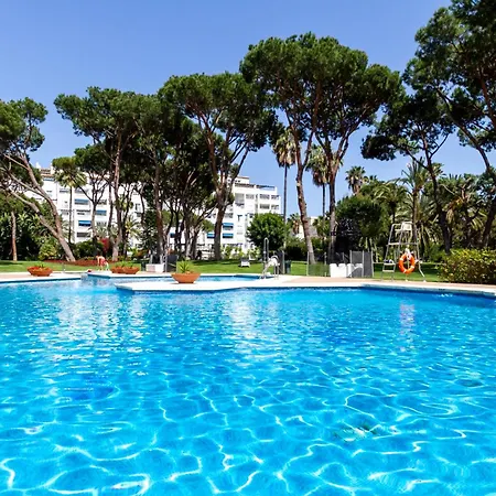 Апартаменты Marbella Banus Suites - Banus - Playas Del Duque - Luxury 2Br - 2Ba - Heart Of Puerto Banus Direct Beach Access - Steps From Marina & El Corte Ing Luxury Shopping - 35,000 M2 Tropical Gardens - 3 Pools - 2 Onsite Restaurants - Ideal For Families